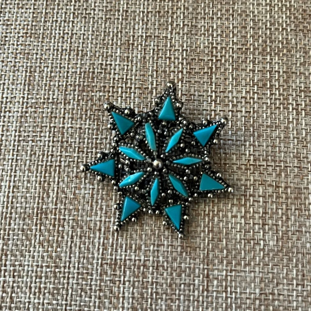 Turquoise and Black Star Brooch - Picture 3 of 4